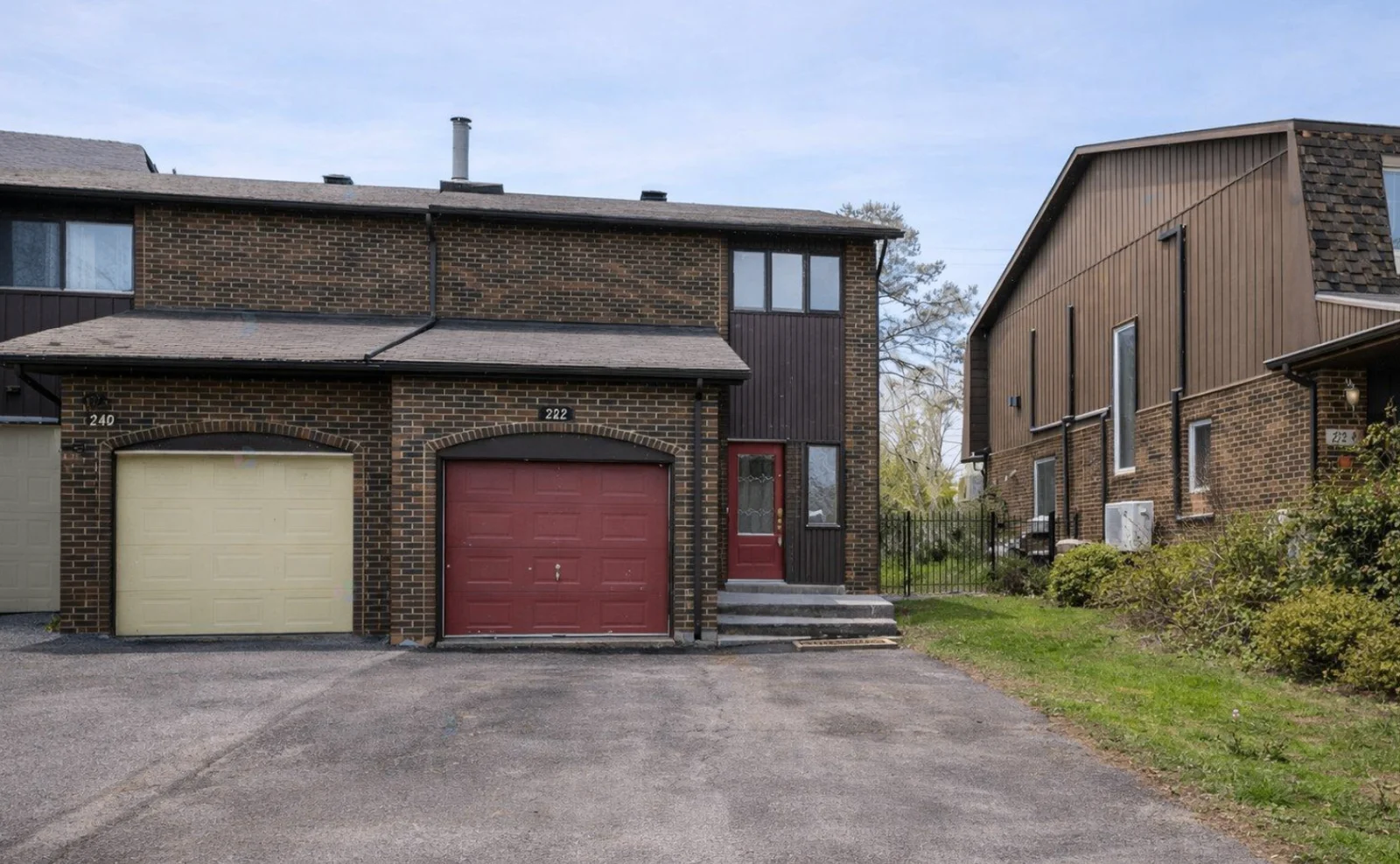 Townhouse close to Lakeshore hospital and public transportation
